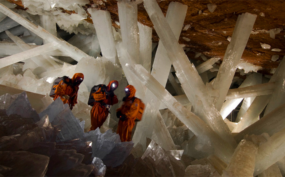 各具特点,世界上最大的水晶洞位于墨西哥奈卡矿山中,属于荒漠地表下