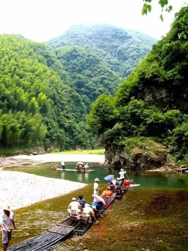 風景獨特,青山或竹海連綿,偶有水庫遼闊,是適合自駕,騎行的好地方