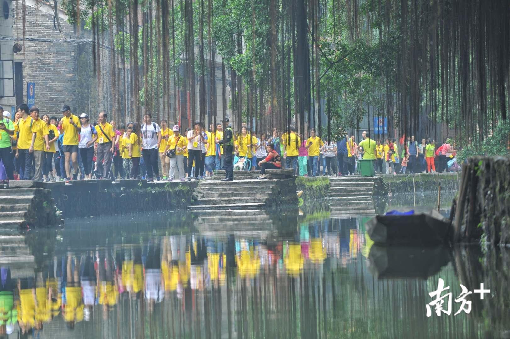 南庄湖涌村,传统岭南水乡,水面上倒映出徒步者的身影.