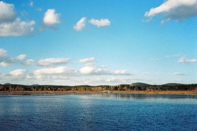 正文 庫布齊沙漠公園七星湖景區是國家4a級旅遊景區,位於鄂爾多斯市杭