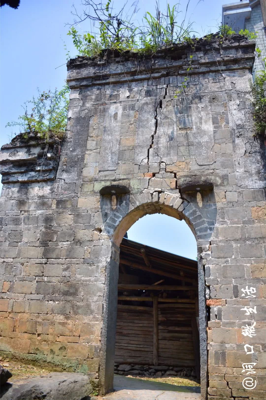 特色村庄,石头砌成的地基欢迎来洞口长塘旅游,这里好山好水好风景