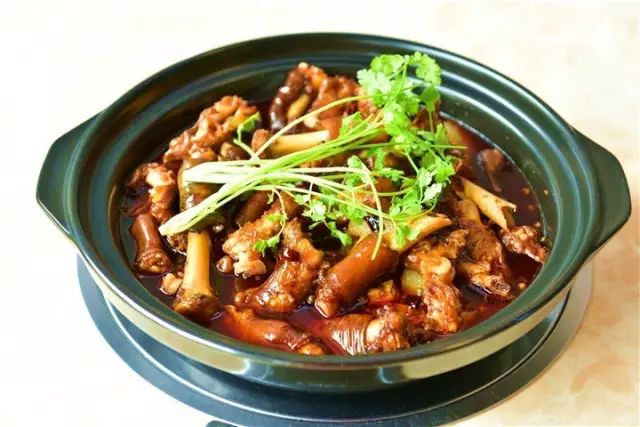 黄焖羊脚锅既然有这么多好处,就直接来吃吃看,上菜羊脚中含在丰富的