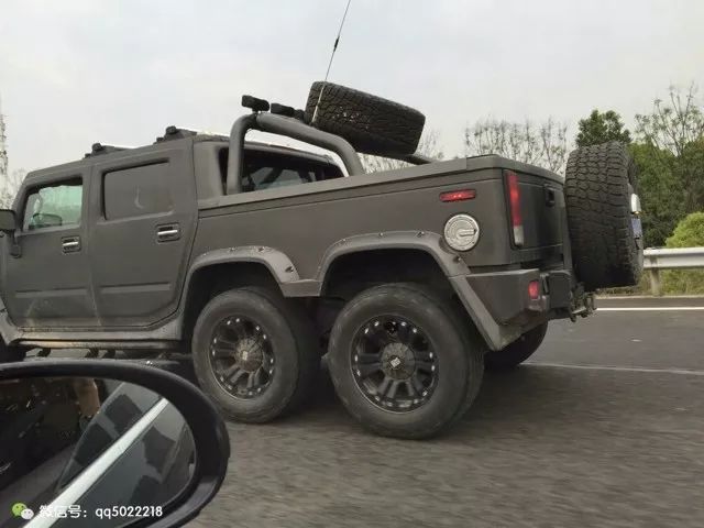 遠看這車很霸氣,氣勢不輸悍馬h2,國產6輪皮卡,光看外觀就醉了