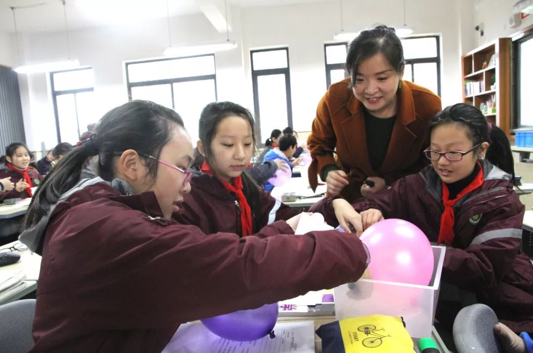 皱着眉头 中学生图片