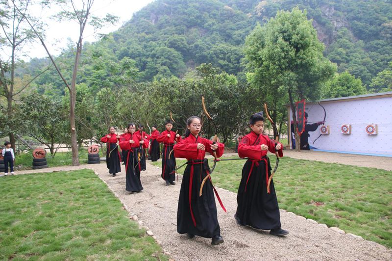 椒江学院路小学的学员展示箭艺《清华礼射八法■烈羽武箭道会学员