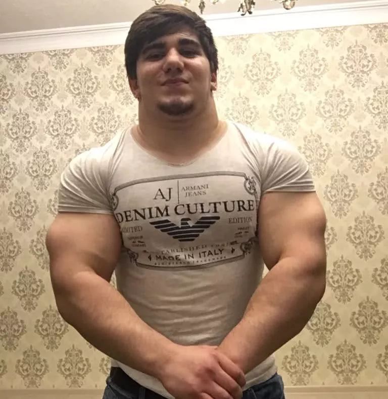 打类固醇变强壮的俄罗斯小伙被16岁的肌肉男给暴揍了