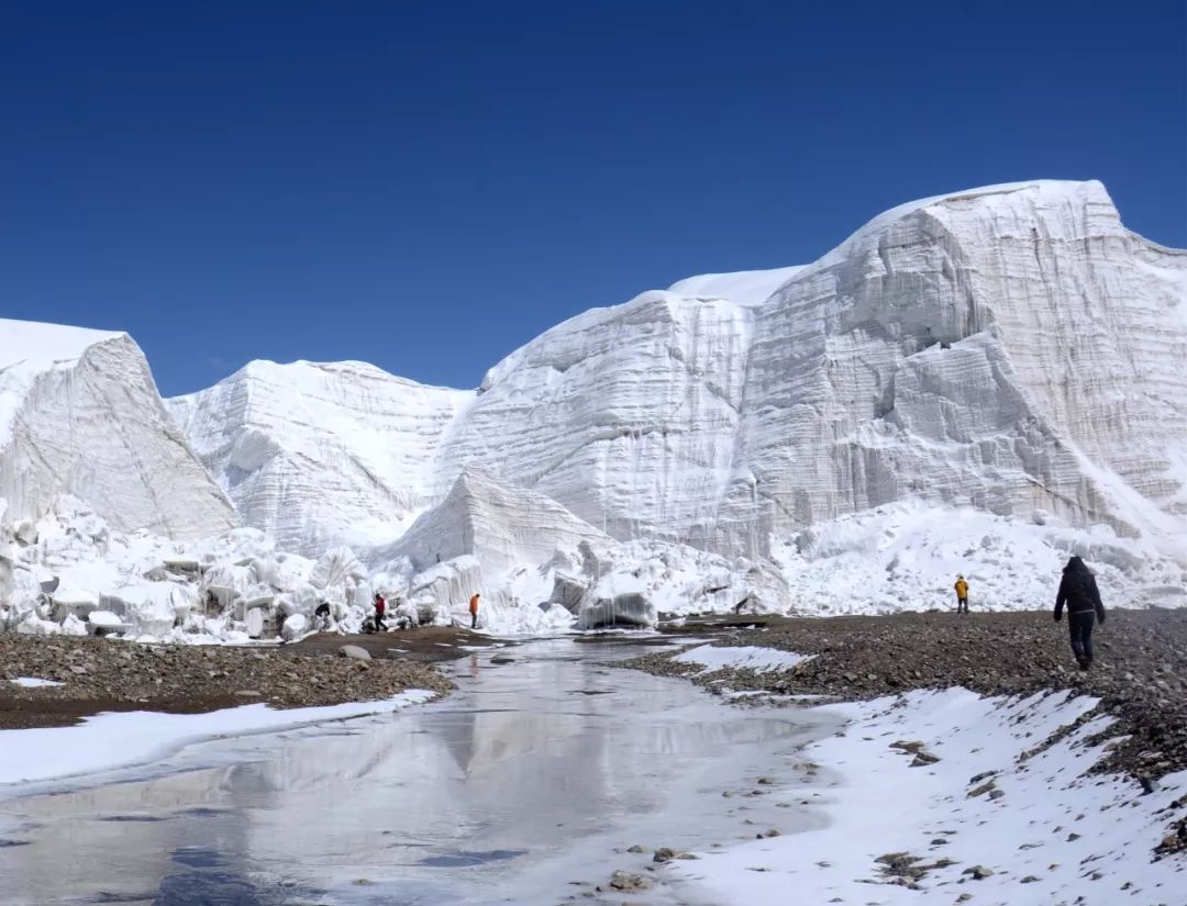 格拉丹东峰下的姜根迪如冰川,为长江源头,摄影师@布琼)高大的冰体令