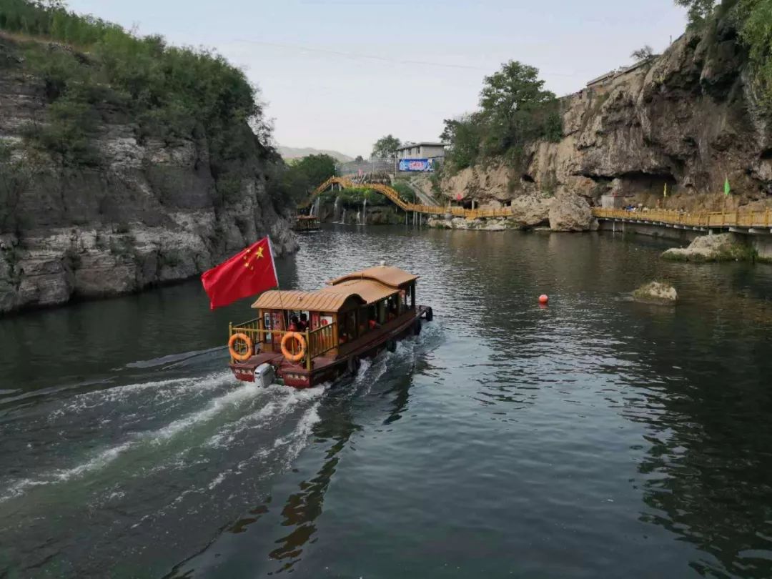 水上人家文明旅遊,秩序井然等待遊覽的遊客排著長隊停車場滿是自駕遊