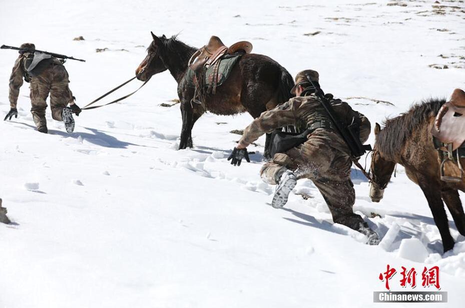 驻守新疆红其拉甫边防连官兵爬雪山巡边