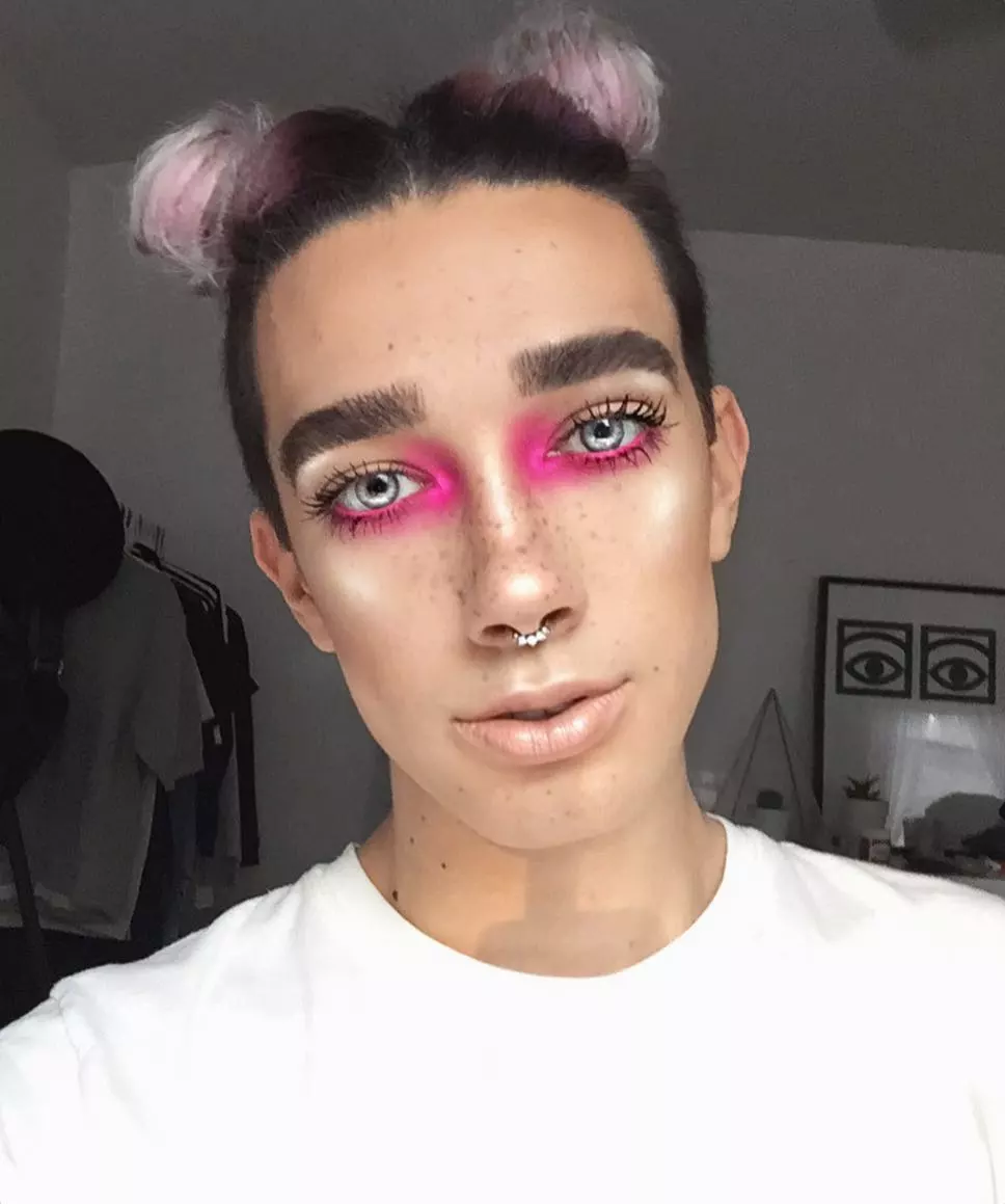 18歲的化妝博主jamescharles