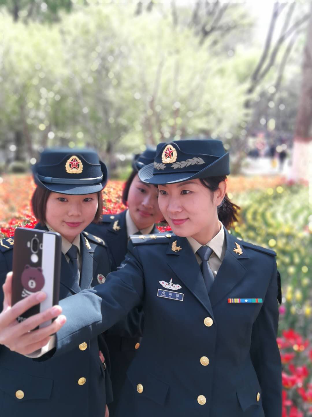 強軍圖:太帥!今天見到解放軍穿軍裝外出辦私事,網友:退伍退早了