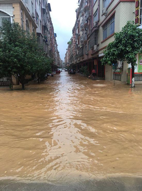 大暴雨袭击梧州龙圩多地积涝街头惊现多幕感人的时刻