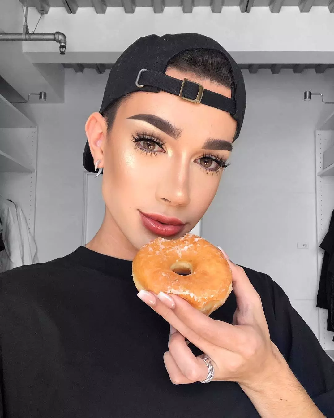 18歲的化妝博主jamescharles