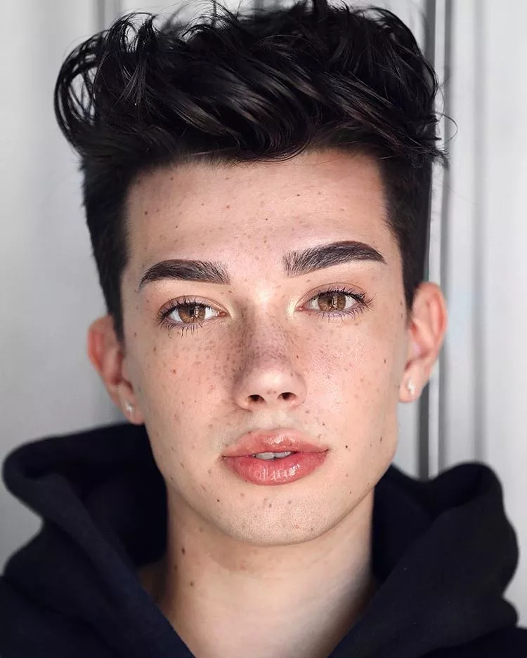 18歲的化妝博主jamescharles