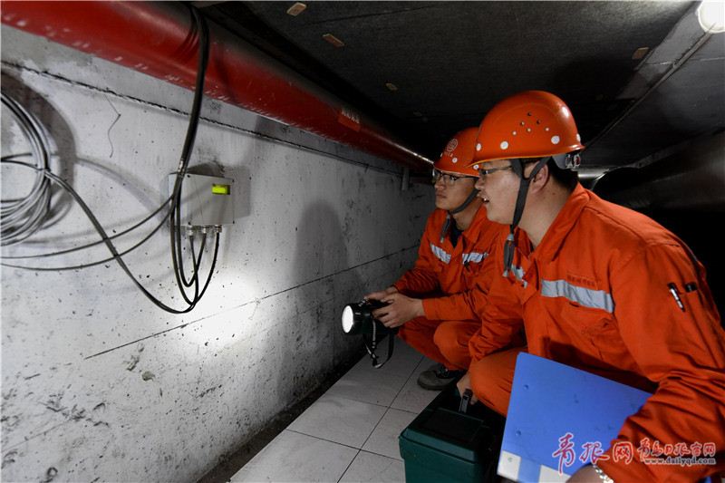实拍海平面下828米的胶州湾隧道巡检工人组图