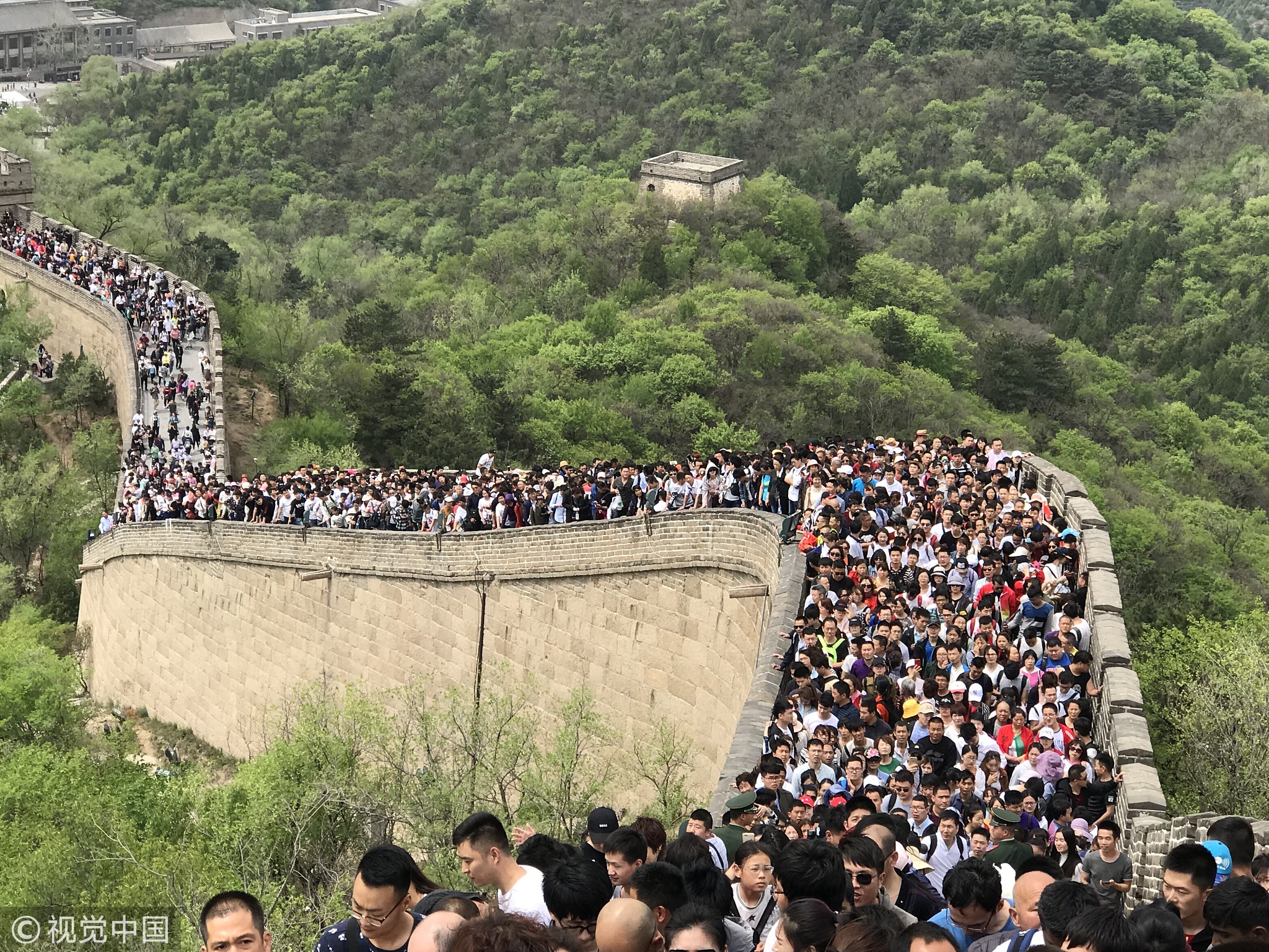 五一假期第二天,八达岭长城现"人海,游客在长城上艰难移动.