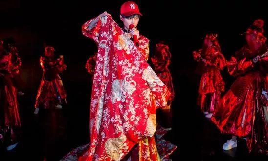 李宇春上海演唱会上演时装大秀 每一套都是惊艳不俗！
