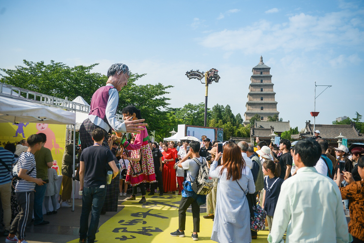 除此之外,西安戏剧节的户外单元还邀请了来自国内外的多组当代艺术