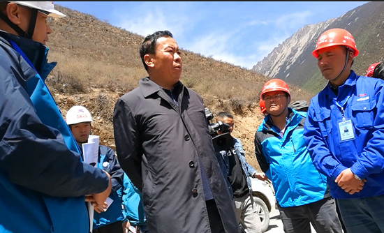 西藏自治区昌都市委书记阿布视察国道318线整治改建工程