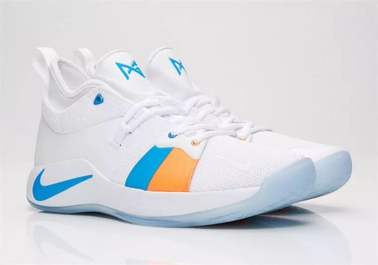 nike pg2主场配色以白色呈现出主场意象,外底冰底处理,整理更添清凉之