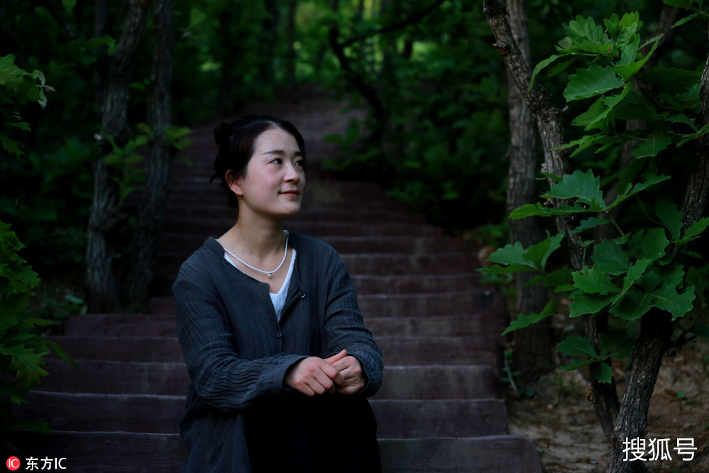 深山古寺里最年轻的女居士 每日诵经读书悠然山林