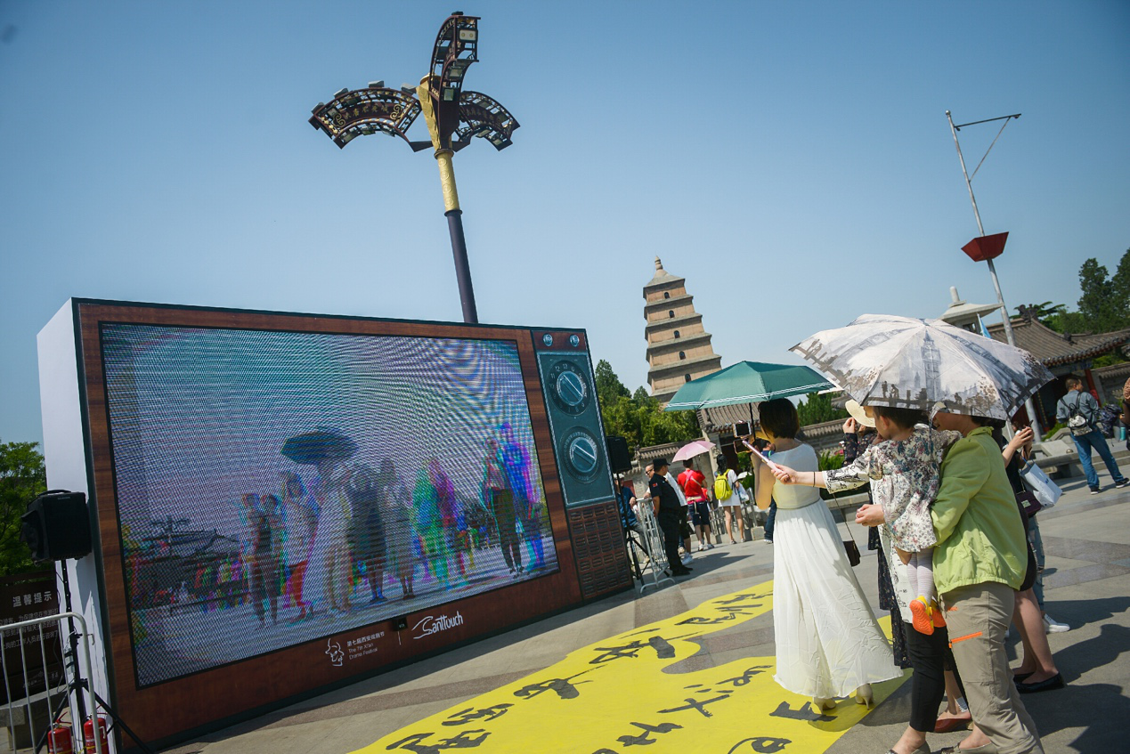 除此之外,西安戏剧节的户外单元还邀请了来自国内外的多组当代艺术