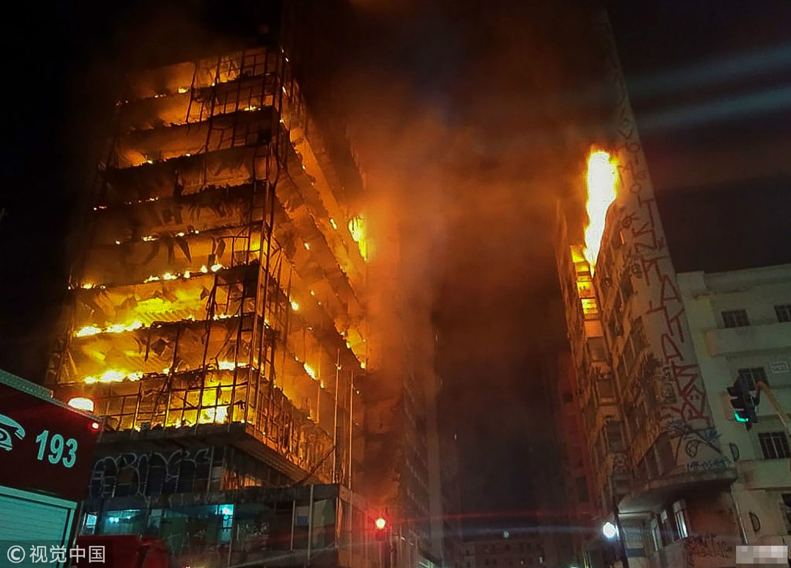 巴西一24层废旧公寓失火 烧至坍塌