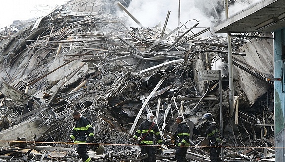 5月1日,巴西圣保罗市中心一幢废弃公寓楼发生火灾后坍塌