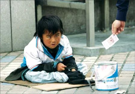 买脑瘫男童乞讨,抱着孩子走街窜巷以上图片均来自于网络编/木木雨有一