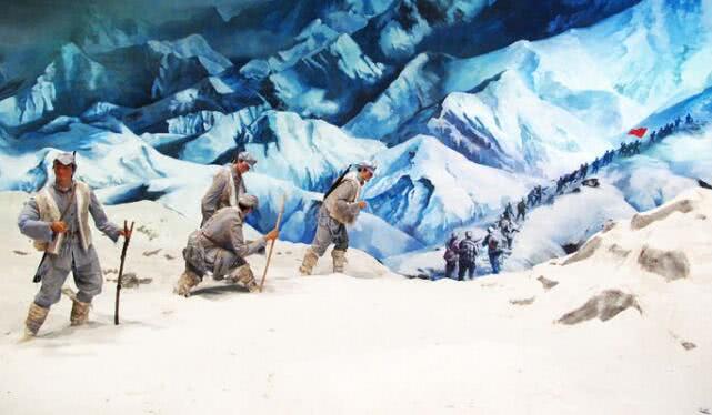 红军是怎样翻越第一座雪山,雪堆下是牺牲的战士
