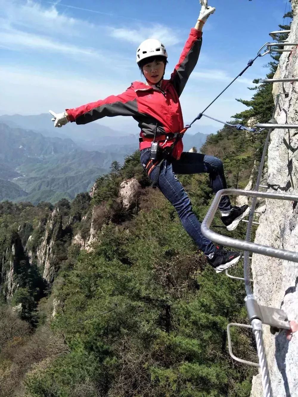 "绝壁求生—体验老君山飞拉达攀岩