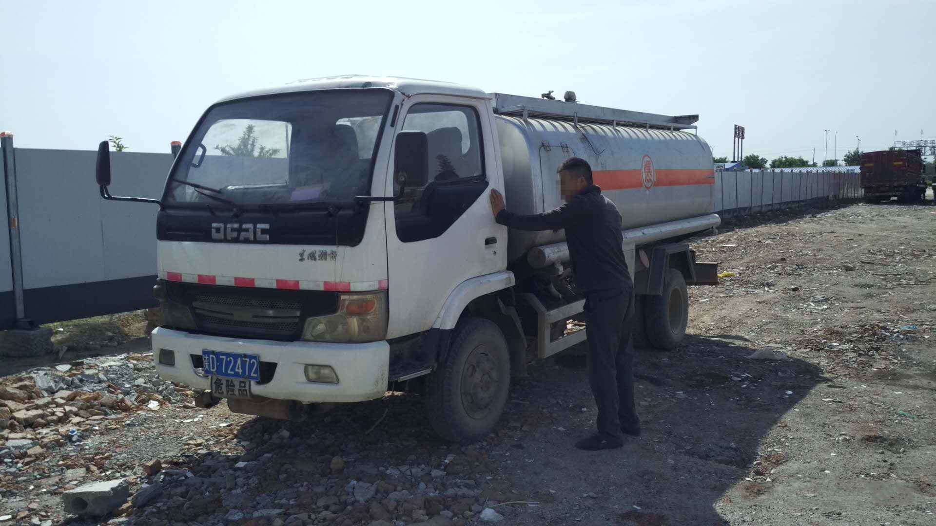 咸阳交警查获一辆上路报废油罐车