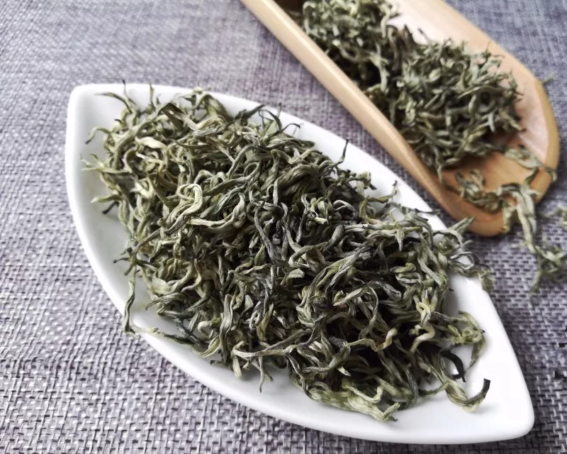 白毛茶是鲜叶原料采自白毛茶变种,一般按照绿茶加工工艺制成的茶叶