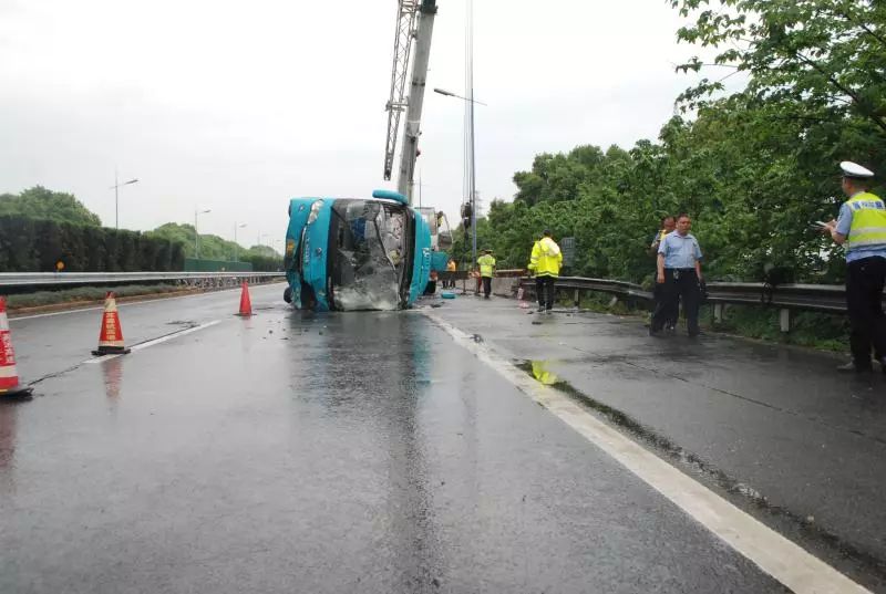 辟谣高速交警发布大客车翻车事故通报说明