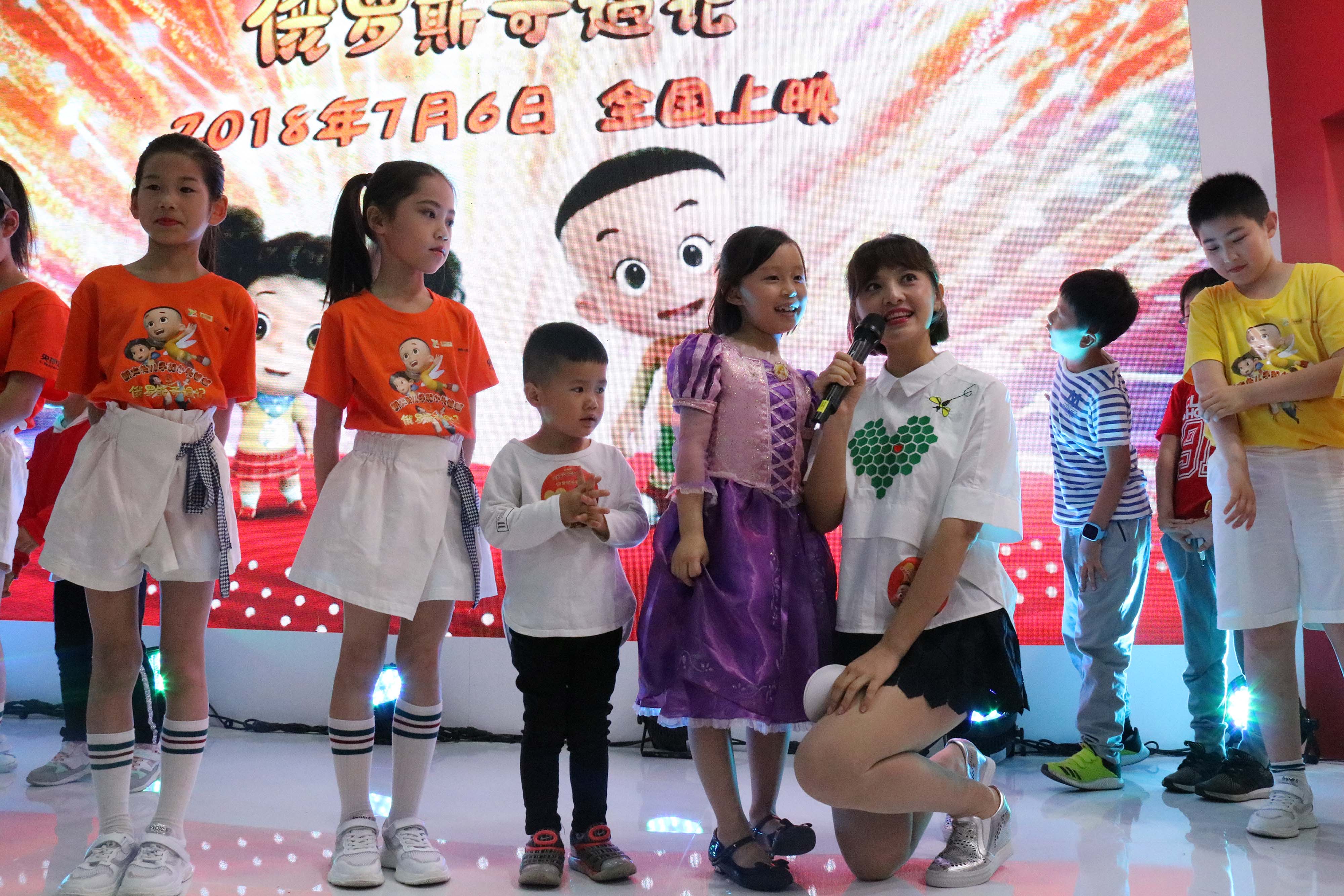 主持人鞠萍姐姐现身会场,和小朋友们一起合唱《大头儿子和小头爸爸》