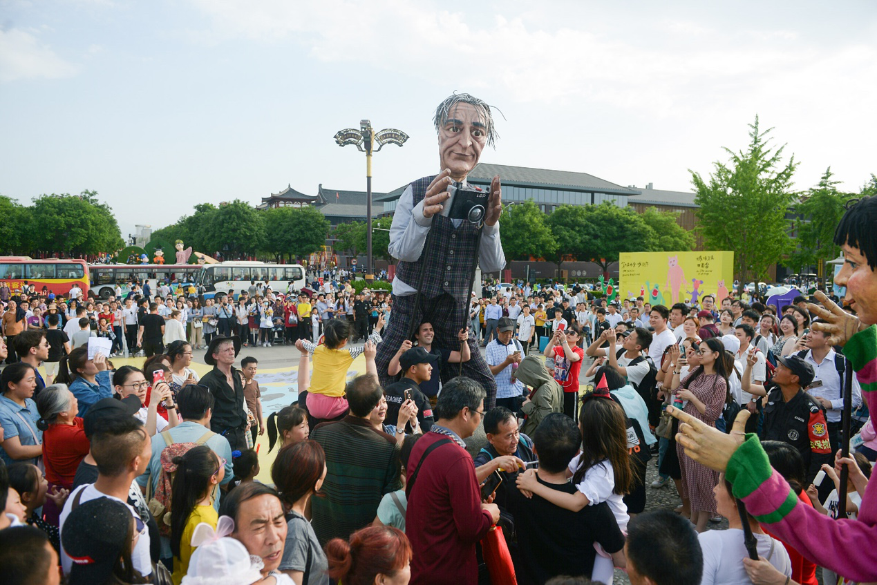 除此之外,西安戏剧节的户外单元还邀请了来自国内外的多组当代艺术