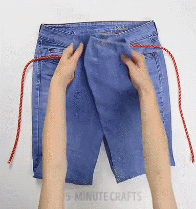 牛仔裤改换成背带包是最经典的改造,只需要一根绳子,牛仔裤就能秒变