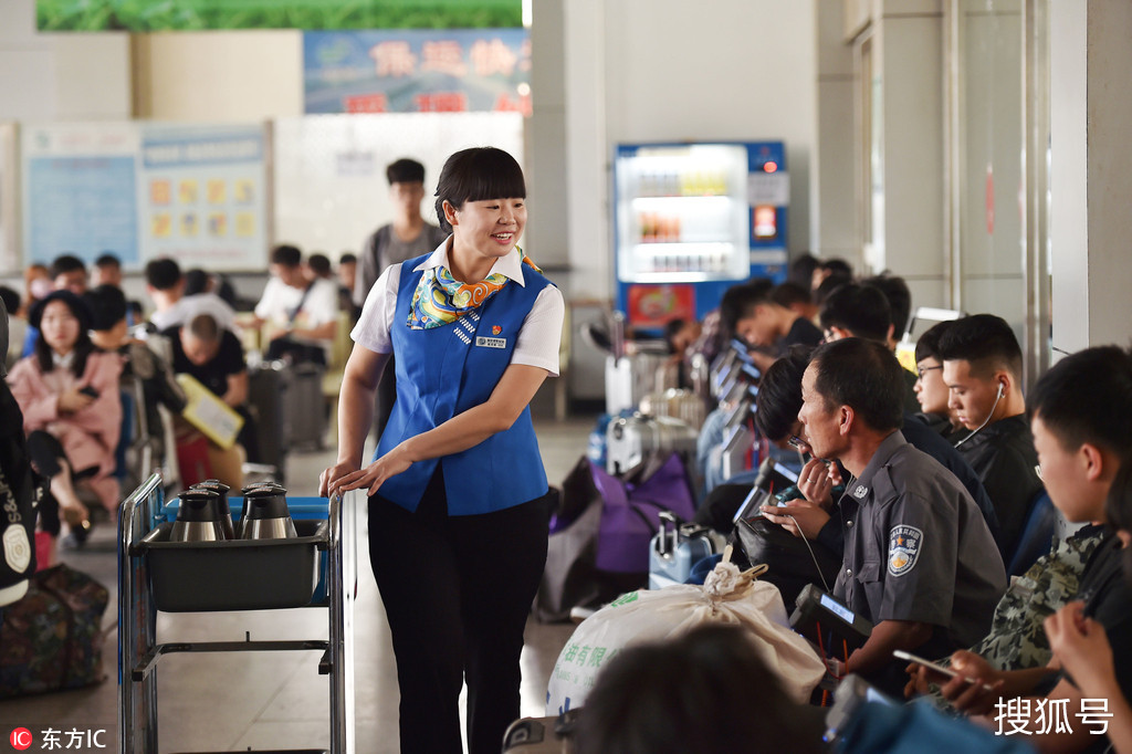 郭娜陸地航空班的成員 正熱情接聽旅客服務電話