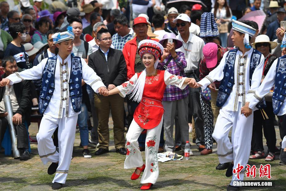 当日,位于云南省昆明市的云南民族村举行白族绕三灵民俗活动,吸引