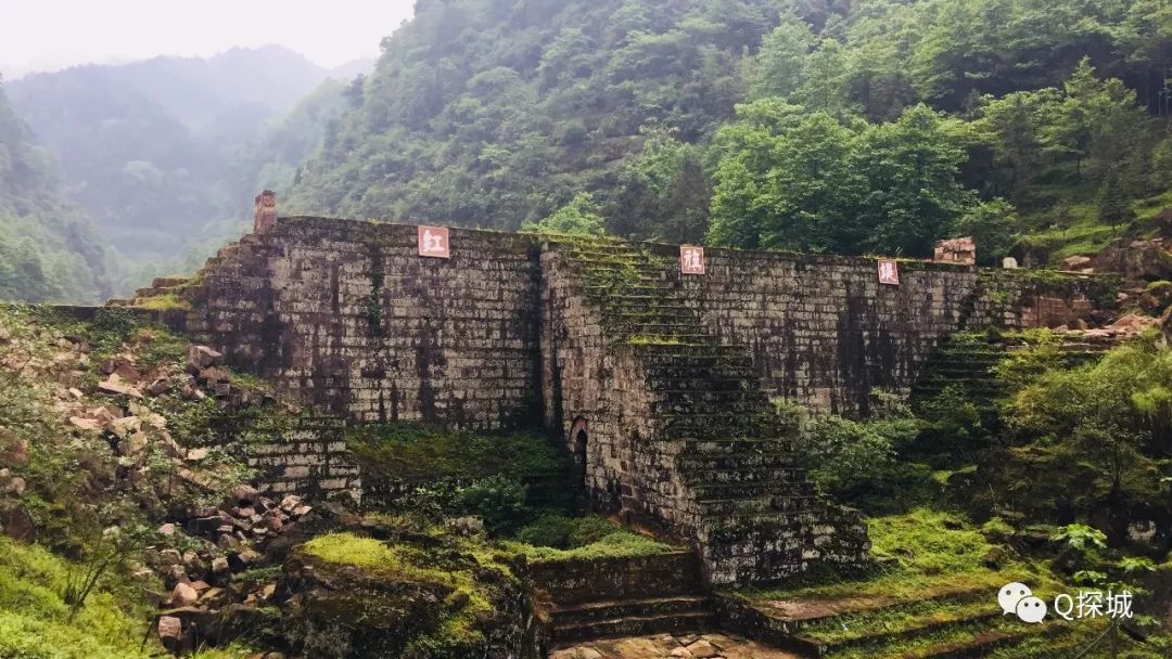 距重慶主城僅1小時車程雖在城邊,卻為深山這裡有上千年的歷史人文古蹟