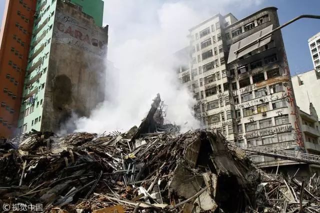 巴西24层大楼被大火烧至坍塌高层火灾该咋逃