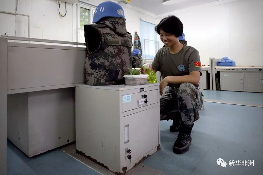 于培杰在女兵宿舍浇花.