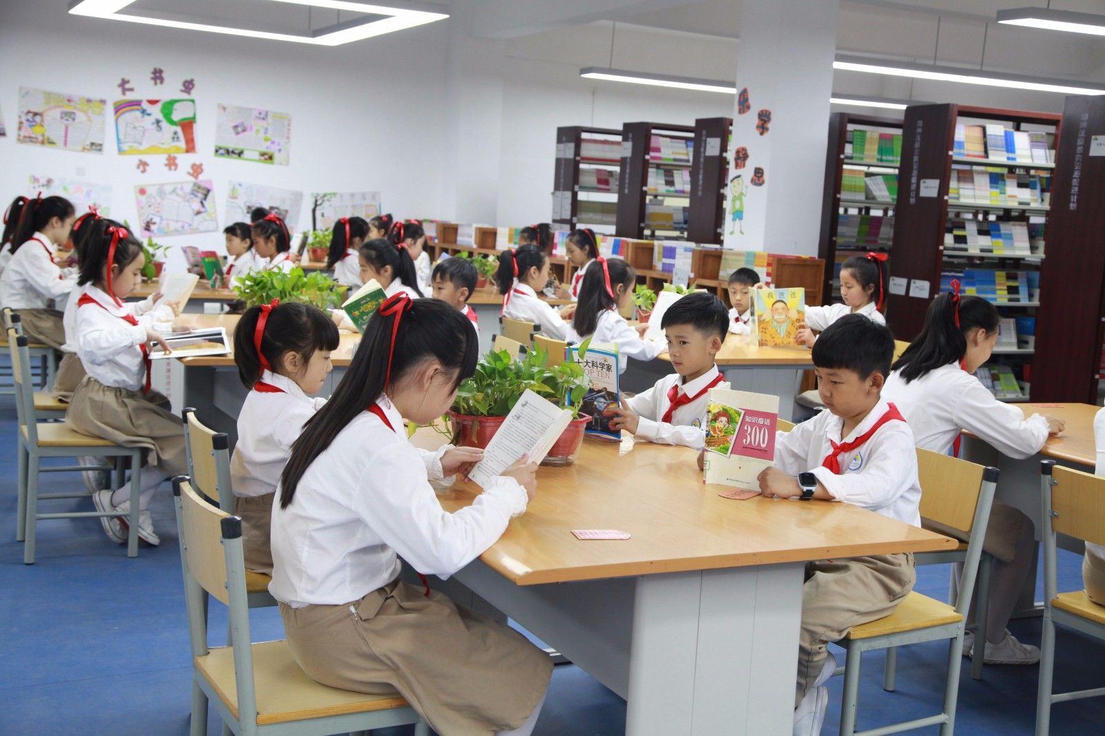 郑州市管城区第二实验小学新建图书馆七彩书屋正式开放啦