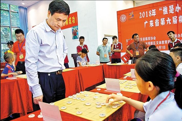 象棋世界冠军吕钦与小朋友进行车轮战表演