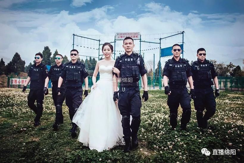 当警服遇见婚纱图片