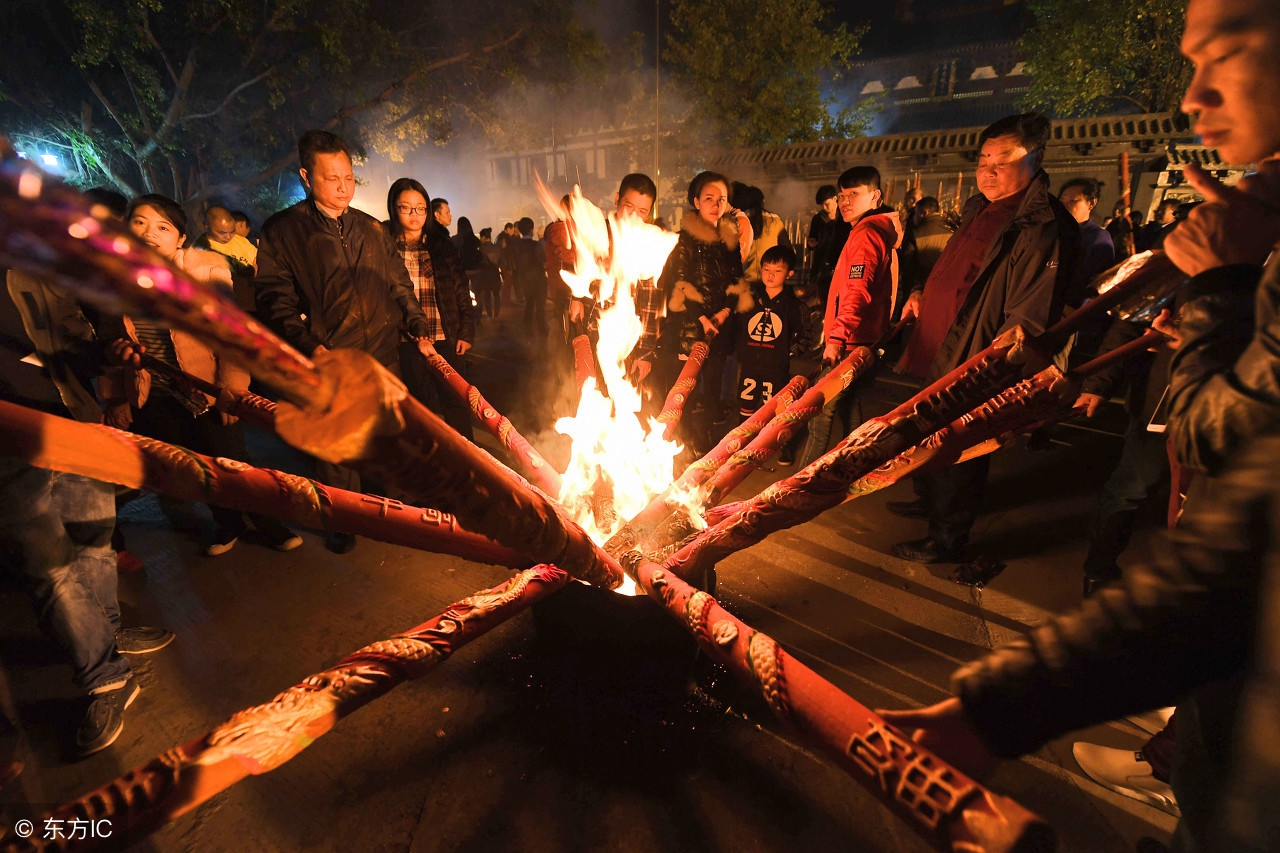 上万市民抢烧头柱香现场人山人海烟雾缭绕网友变味了