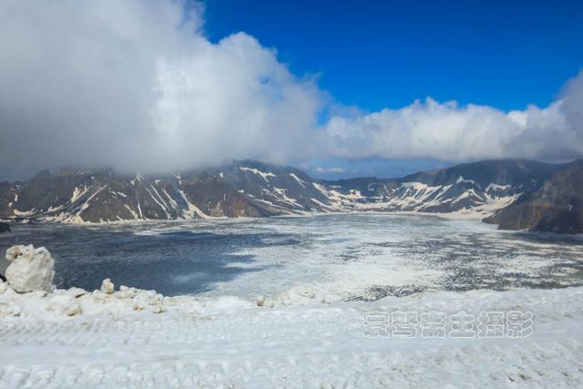 长白山天池是一座休眠的火山,火山口积水成湖,冬天结冰时湖面像雪一样