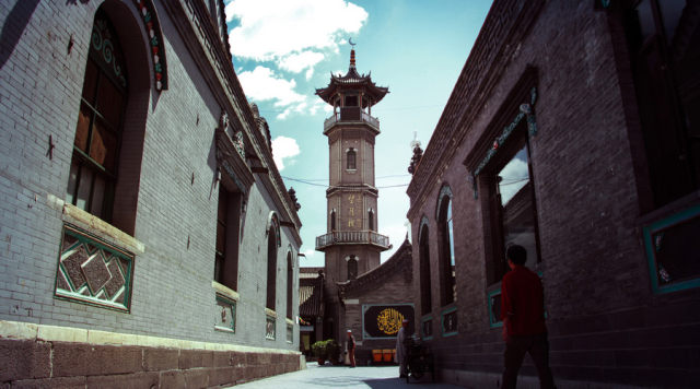 與西北地區著名的西安化覺寺,蘭州橋門寺,新疆喀什艾提卡爾清真寺並稱