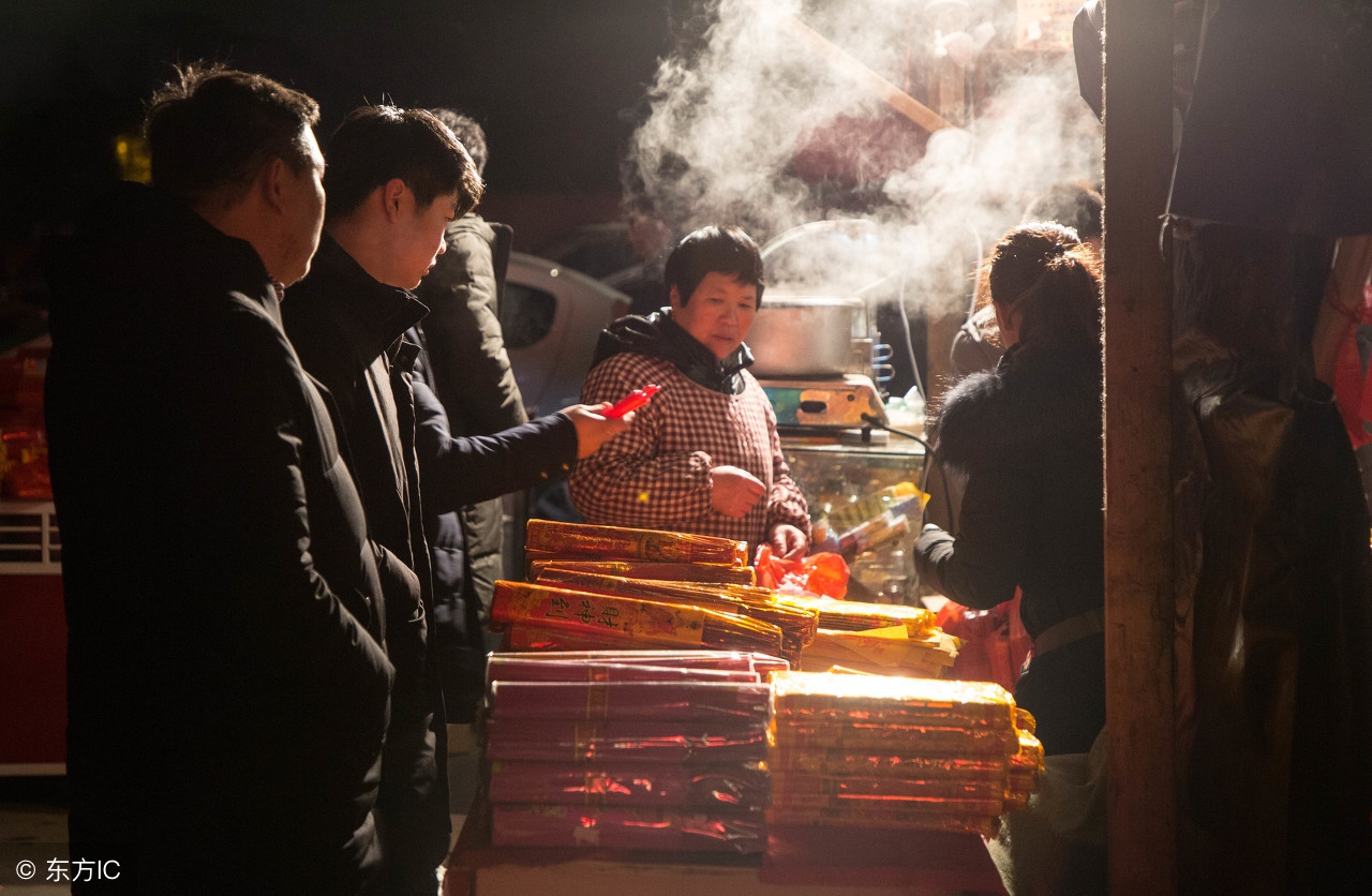 2018年3月2日,江苏淮安慈云寺,正值传统元霄佳节,市民们正在烧香祈福