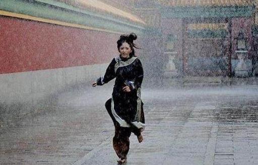 祺贵人从冷宫中跑出来时,还下着大雨,而她则是光着脚跑在雨中,打入